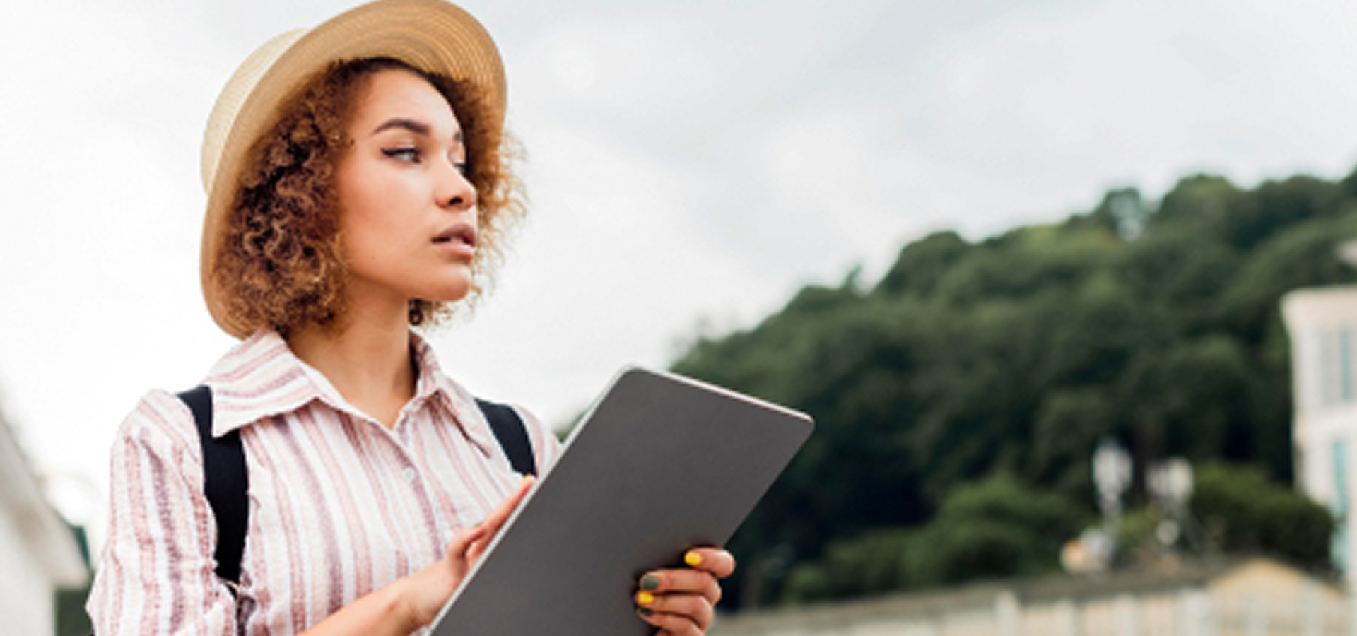 Девушка с планшетом